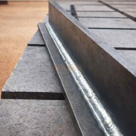 Magnetic base welding carriage for vertical fillet welding application