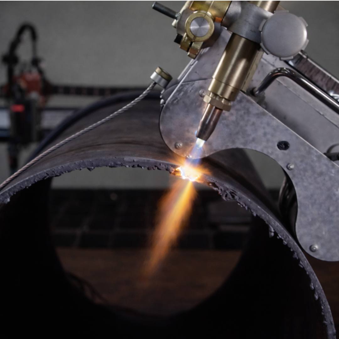WeldOrbit 360 cutting a pipe end with oxy-fuel