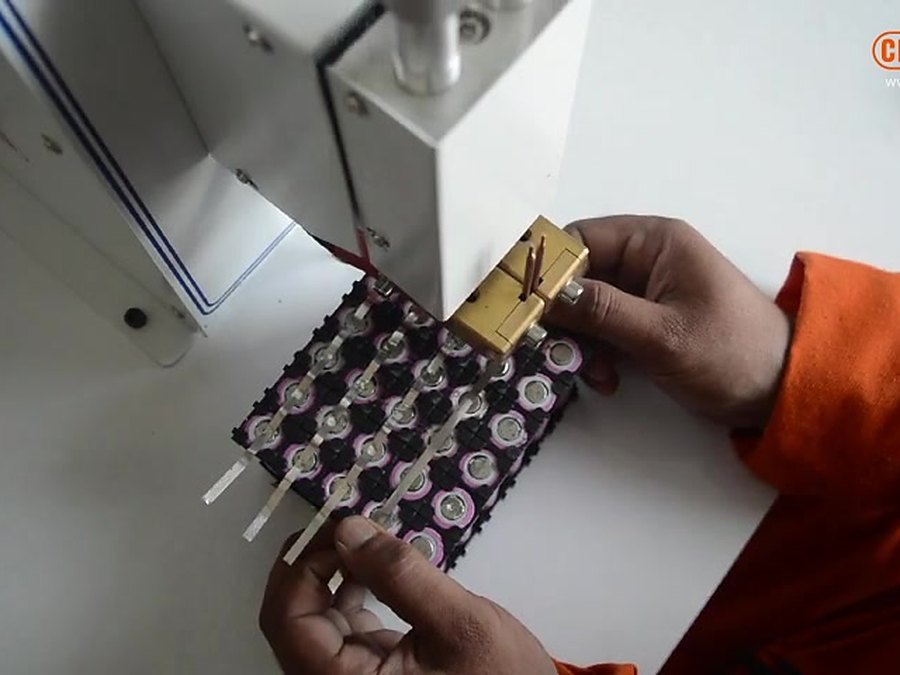 CBS10M pedal-operated battery spot welding machine in use