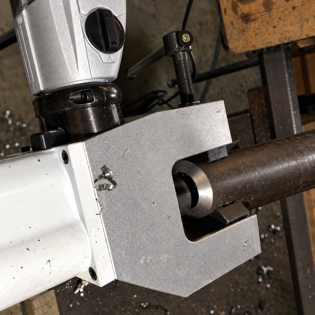 OD clamp of the BEVEX 63 pipe beveling machine gripping a steel tube