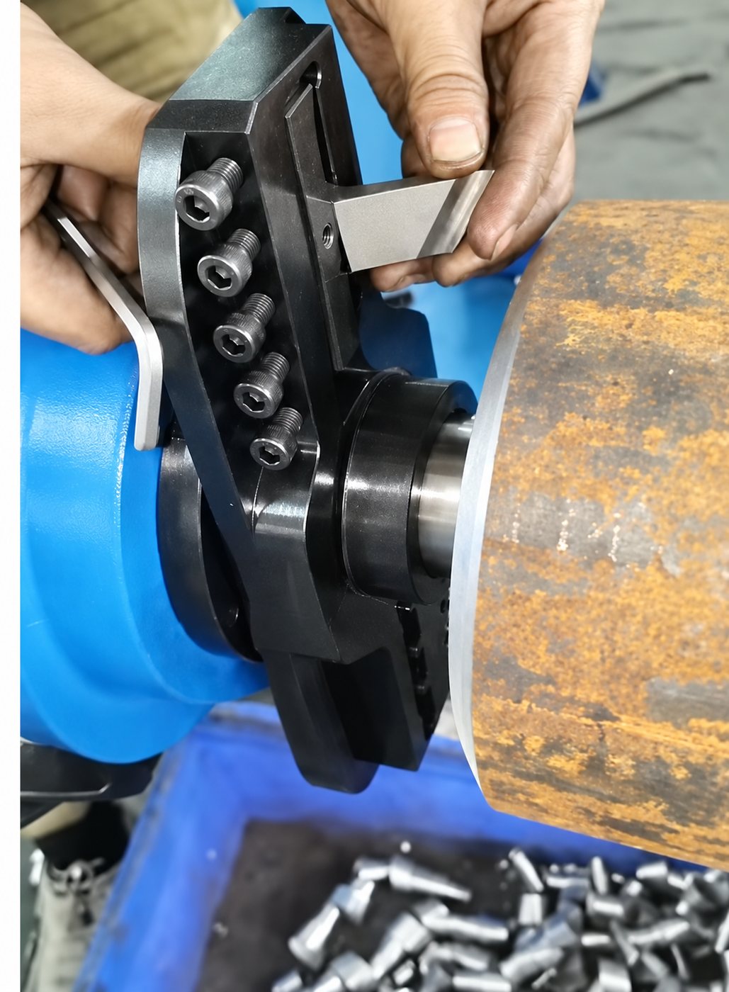 Fitting a tool bit into the tool holder of the BEVO 240 pipe beveling machine