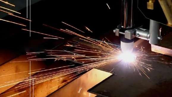 DynaCut ProX plasma torch cutting steel plate