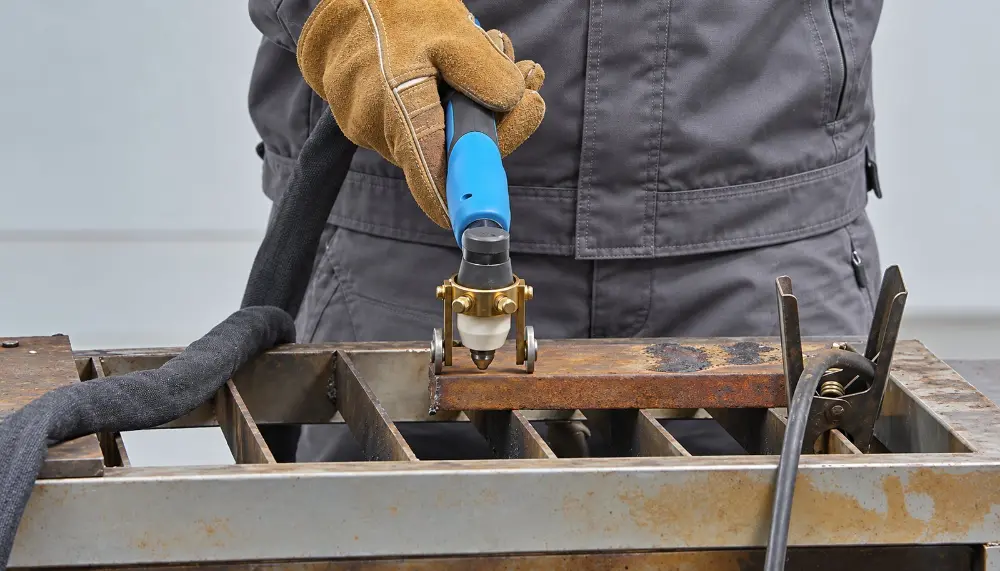 Starting a plasma cut on steel plate with the roller guide on the FINELINE 100IC torch