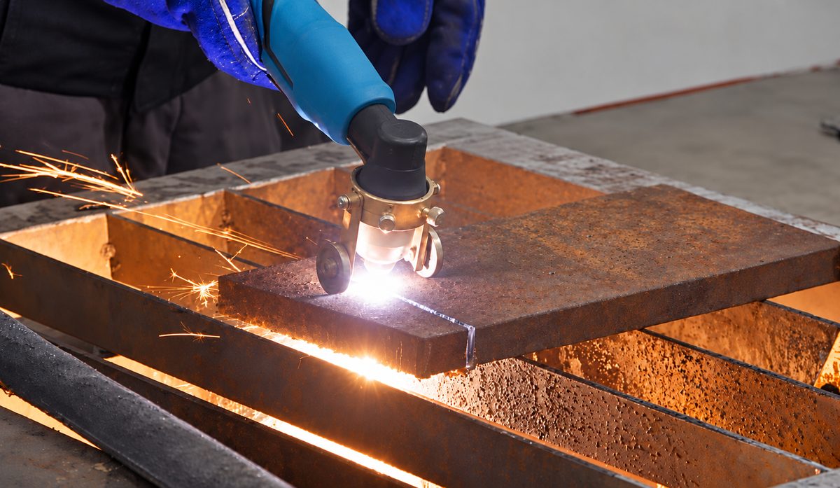 Cutting a plate on a slat rack