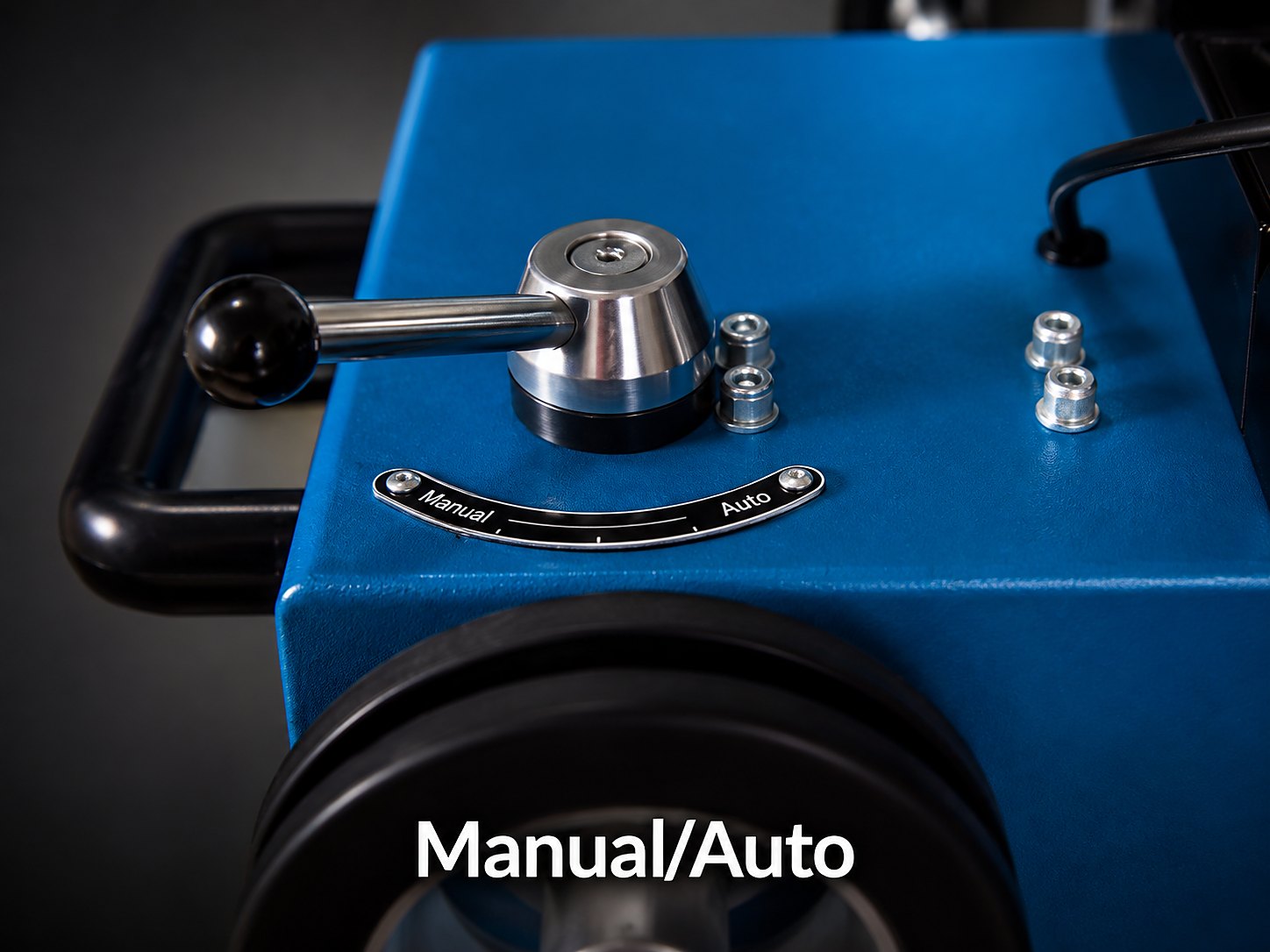 Manual / Auto clutch lever on the FLUXOR SAW tractor