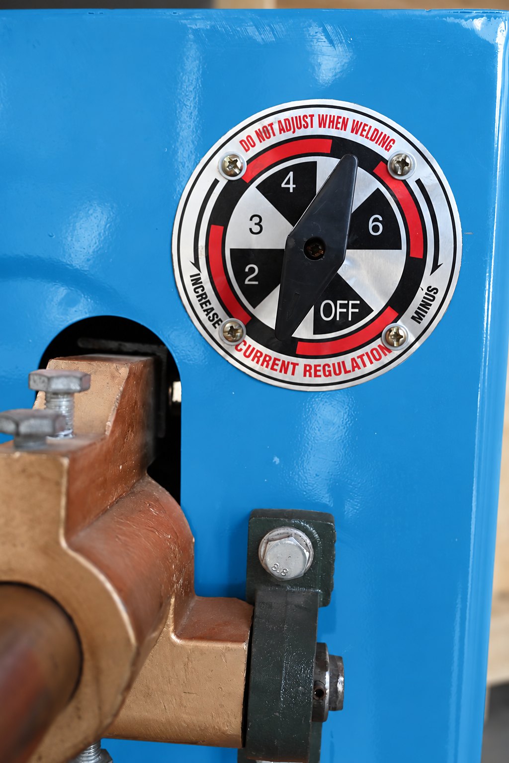 Current regulation dial with six taps on the ROKR 16K pedal operated spot welding machine