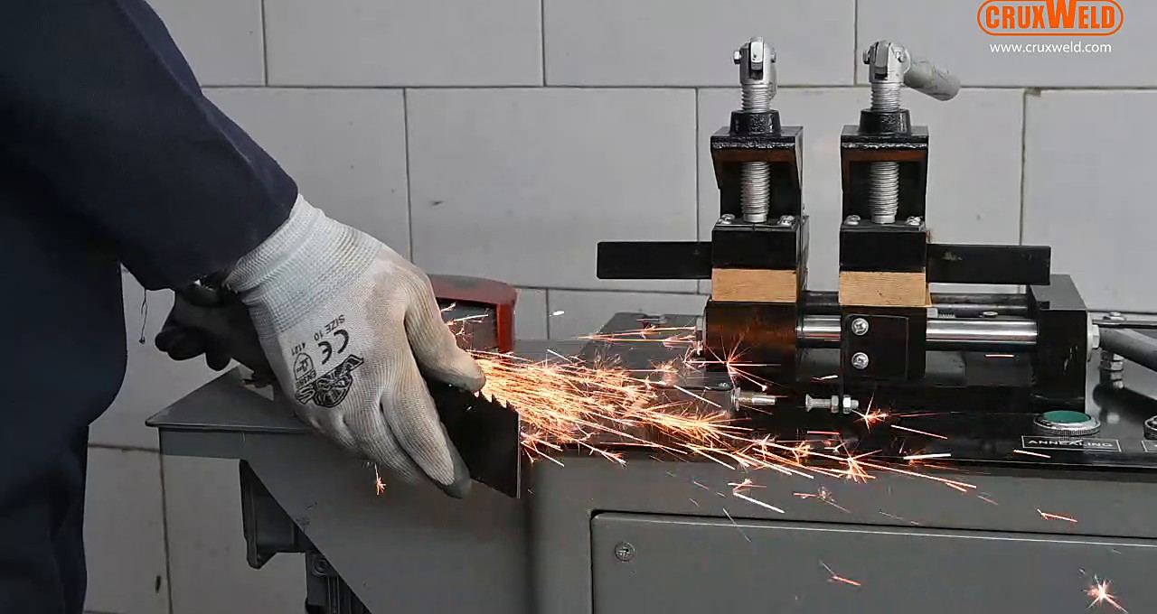 Grinding the weld seam flush on the UltraFlex 520 built-in grinder