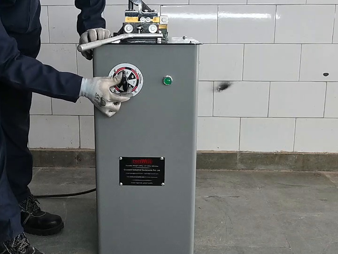 Six-step secondary voltage selector on the UltraFlex 520 bandsaw blade butt welder