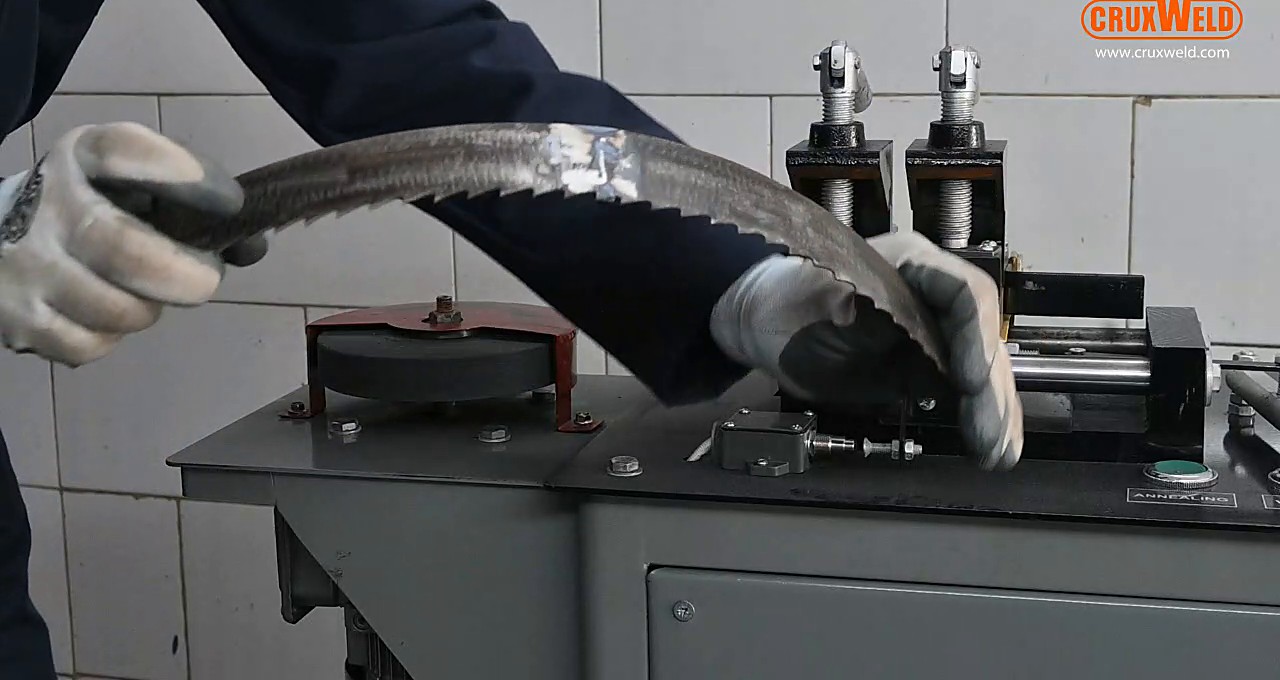 Welded bandsaw blade flex test after annealing on the UltraFlex 520